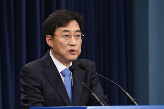 강민석 청와대 대변인. 사진은 3일 청와대에서 윤석열 검찰총장에 대한 법무부 징계위원회 구성과 관련한 문재인 대통령의 지시사항을 설명하는 모습이다. 연합뉴스.